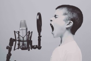 Børn samarbejder - nogen gange i form af at råbe forældrene op